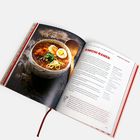 Rezeptüberschrift: "KIMCHI-RAMEN". Auf der linken Seite eine Schüssel mit Kimchi-Ramen und einem Holzlöffel.