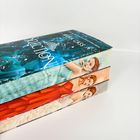 Drei Buchrücken mit den Titeln "Selection" von Kiera Cass, zeigen Frauen in farbenfrohen Kleidern.