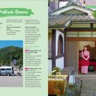 Praktische Hinweise: Informationen zu Tourismuszentren, Museen und Stellplätzen. Frau vor traditionellem Gebäude.