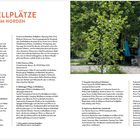 STELLPLÄTZE IM NORDEN. Rechts steht ein lila Schild „Litho: Bitte Kennzeichen unkenntlich machen“. Ein Wohnmobil neben Bäumen.