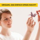 „ORIGAMI, DAS EINFACH SPASS MACHT!“ Eine Person hält eine gefaltete Papierfigur in der Hand.