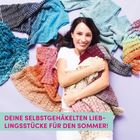 „DEINE SELBSTGEHÄKELTEN LIEBLINGSSTÜCKE FÜR DEN SOMMER!“ Frau hält bunte, gehäkelte Tücher mit Freude.
