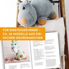 "FÜR EINSTEIGER:INNEN – CA. 20 MODELLE AUS EINFACHEN GRUNDMASCHEN." Amigurumi-Nashorn auf einer Decke. Offenliegendes Buch.