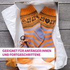 "Geeignet für Anfänger:innen und Fortgeschrittene." Zwei orange-lila gestreifte Socken und ein alter Schlüssel in Papier.