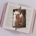 Aufgeschlagenes Buch mit Text. Illustration: Frau und Mann, er trägt Brille, sie hält ein Buch. Lila blühende Blumen.