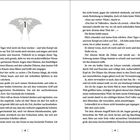 Zahl 18 und 19 unten; links ein großes "E", oben eine Motte und die Zahl 1. Text handelt von einem Kampf und einer Kreatur.