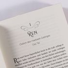 "1 REN; Östlich des Haebaek-Gebirges; Das Tal." Aufgeschlagenes Buch mit gedrucktem Text auf einer Seite.