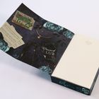 Text: "IOWA", "Peacock CLUB", "Sade Kreativ". Offenes Buch, linke Seite blaue Rosen und Noten, rechte Seite leer.