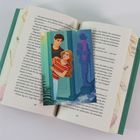 Offenes Buch mit Text, Seite 180/181. Illustration einer Frau in einem rot-weißen Shirt und einem Mann vor einer Tür.