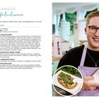 "Langos Trüffelschwein: Rezept mit Knoblauch-Trüffel-Creme, Speck, Granatapfelkernen und Rucola. Rechts lächelnde Person mit Langos."