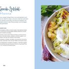 Gnocchi-Spitzkohl-Pfanne, Rezept mit Zutaten wie Zwiebeln, Spitzkohl, Datteln, Gnocchi, Ziegenkäse; Bild zeigt fertiges Gericht.