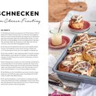 ZIMTSCHNECKEN mit Cream-Cheese-Frosting. Rezept und Anleitung links, Zimtschnecken in einer Backform rechts.