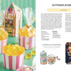 "BUTTERBIER-BONBONS" Rezept für 48 Bonbons. Pink-weiß gestreifte Verpackungen mit gelben Bonbons, illustriertes Bonbonglas.