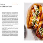 KOREANISCHES EGG-DROP-SANDWICH. Rezepttext links, Bild eines belegten Sandwiches rechts mit Mayonnaise und Schnittlauch.