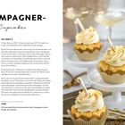 Links steht ein Rezept für Champagner-Cupcakes; rechts Cupcakes mit goldener Deko und Strohhalmen auf Tellern.
