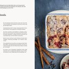Zwetschgenplootz Rezept mit Zutaten und Zubereitung. Links: Hefekuchenstückchen mit Pflaumen und Puderzucker, Sahnehäubchen.