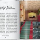 Links der Text: "La natura dentro: piante negli spazi interni". Rechts ein Foyer mit grün-rotem Teppich und großen Pflanzen.