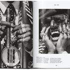 Texte: "1990 - 1999", "Shock G", "Jesse Frohman, New York, 1990". Eine Person trägt viele Ringe und hält eine Zigarre.