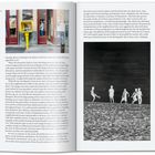 Links: "Les Enfants d'Ouranos #25, 2003", Rechts: Schwarz-Weiß-Foto von laufenden Kindern auf Kieselboden vor dunkler Wand.