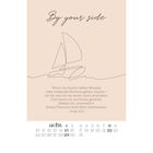 "By your side. Wenn du durch tiefes Wasser oder reißende Ströme gehen musst – ich bin bei dir... Jesaja 43,2." Linie Illustration eines Segelboots, Kalender für August.