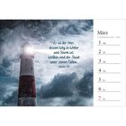 Kalenderseite März 2027. Text: „Er ist der Herr... Füßen.“ rechts. Links ein Leuchtturm im Sturm, strahlendes Licht.