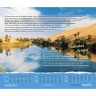 Tödlicher Zweifel. Kalender für August. Wüste mit Palmen spiegelt sich in einem ruhigen Gewässer.