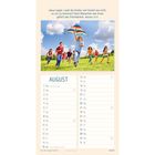 Text: "Jesus sagte: Lasst die Kinder und hindert sie nicht, zu mir zu kommen! Denn Menschen wie ihnen gehört das Himmelreich. Matthäus 19,14". Kalenderblatt für August, darunter Kinder, die fröhlich mit einem Drachen auf einer grünen Wiese laufen.