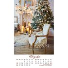 Zitat von Friedrich von Bodelschwingh über Licht. Dekorativer Stuhl vor einem geschmückten Weihnachtsbaum. Kalender für Dezember.