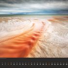 August-Kalenderbild: Sand mit orangem Fluss bei bewölktem Himmel, darunter Kalendarium mit hervorgehobenen Sonntagen.