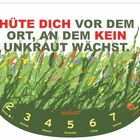 Text in Großbuchstaben: "Hüte dich vor dem Ort, an dem kein Unkraut wächst." Darunter eine Wiese mit bunten Blumen.