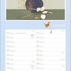 Aufschrift "AUGUST" und Kalenderdaten. Illustration: blaue Vase mit hellen, runden Blüten und kunstvollen Linien. Vogel und Federdeko.