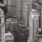 "MetLife" auf einem hohen Gebäude. Kalender, August. Schwarz-Weiß-Fotografie einer städtischen Skyline mit Wolkenkratzern.