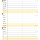 Kalenderseite August. Cartoon: Frau sagt, "Meiner lässt sich im Urlaub immer einen Bart stehen." Andere: "Wow! Ihr macht ein Jahr Urlaub?"