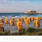 Kalenderblatt mit dem Monat August. Strandkörbe am Sandstrand vor einer Seebrücke, blaues Meer im Hintergrund.