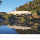 Traumhafte Morgenstimmung an der Sázava. August-Kalender. Dampflok spiegelt sich im Fluss, umgeben von Wald.