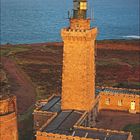 Text: August_08, Kalenderdaten unten.  
Motiv: Leuchtturm an einer Küste mit weitem Meereshorizont im Hintergrund.