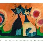 „August“ und Zahlen von 1 bis 31 in grüner Schrift. Zwei stilisierte Katzen vor einem orangenen Hintergrund mit großen Blumen.