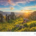 Text: "AUGUST" und Kalenderdaten. 
Naturaufnahme mit hohen Felsen, grünen Wäldern und Sonnenuntergang.