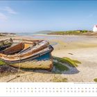 Kalenderblatt August, zerbrochenes Boot auf sandiger Bucht, grünes Ufer, weißes Haus mit rotem Dach im Hintergrund.