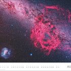 "August" unten rechts; Kalendereinteilung und ein beeindruckender Sternenhimmel mit leuchtend rosa und blauen Nebeln.