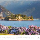 Text: "AUGUST". Szene mit Insel, Gärten, Bergen im Hintergrund und Hortensien im Vordergrund.