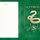 Text: "Notizen", "SLYTHERIN", "AMBITION", "CUNNING", "PRIDE". Illustration: Eine Schlange auf grünem Hintergrund.