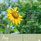 Zitat von Henry David Thoreau über Träume und Erfolge. Monat "Aug" mit Kalender. Große Sonnenblume vor unscharfem Hintergrund.
