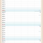 Text: "Da schläft sie, unsere Nachtruhe."
Kalender: August, mit Feiertagen und Platz für Namen.
Illustration: Eltern am Bett eines schlafenden Babys.