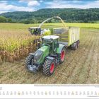 August-Kalenderblatt mit Fendt 828 Vario Traktor und Maishäcksler auf einem Feld. Text über Fendt-Serien.