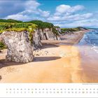 „august“, Kalender mit Strand, Klippen und rotem Haus auf grünem Hügel.