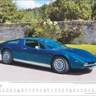 Text: "Von 1972 bis 1982 wurde der Maserati Merak gebaut..." Unten: "AUGUST". Außerdem Kalenderdaten. 
Blauer Sportwagen vor einer Mauer mit Blumen.