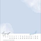 Kalenderseite für August mit hervorgehobenen Sonntagen. Die Schrift ist elegant, mit einer dekorativen Pflanze.