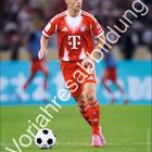 "Joshua Kimmich", "Vorausabbildung". Fußballspieler in Bayern-Trikot auf Rasen. Unten Kalender für August, links Bayern München-Logo.
