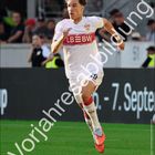 "Vorjahresabbildung" steht diagonal. Oben rechts "Noah Darvich". Ein Fußballspieler in weiß-rotem Trikot rennt. Unten: Monat August.